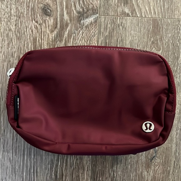 NWT Lululemon Red Merlot Everyday Belt Bag! - Picture 4 of 10